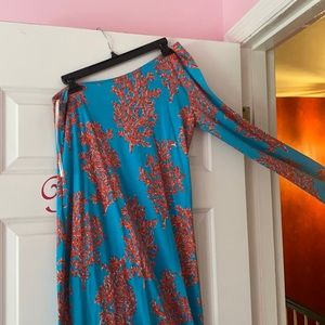 One shoulder Lilly Pulitzer dress with side zip closure. Stretchy material